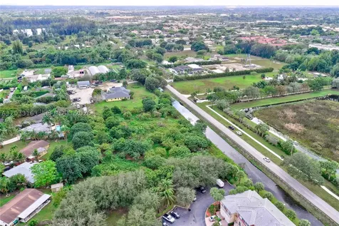 76 SW Avenue Davie FL 33314