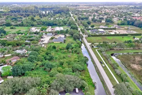 76 SW Avenue Davie FL 33314