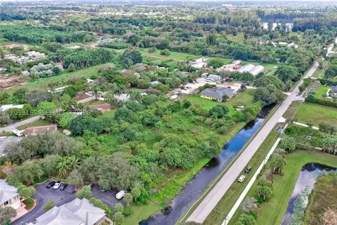76 SW Avenue Davie FL 33314