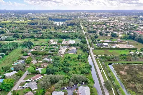 76 SW Avenue Davie FL 33314