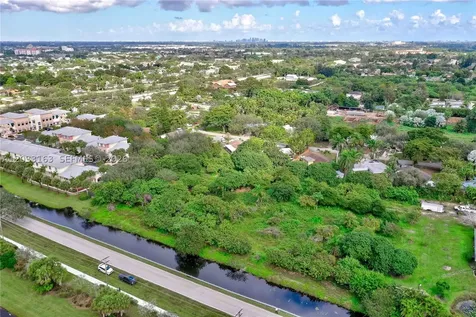 76 SW Avenue Davie FL 33314