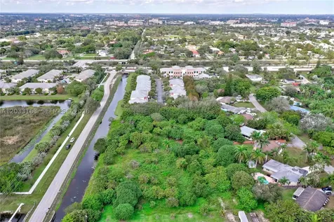 76 SW Avenue Davie FL 33314