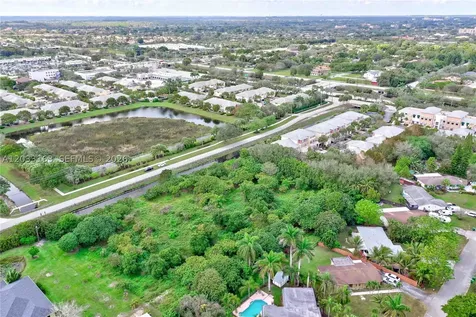 76 SW Avenue Davie FL 33314