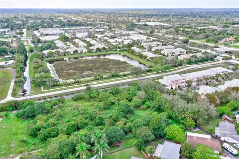 76 SW Avenue Davie FL 33314