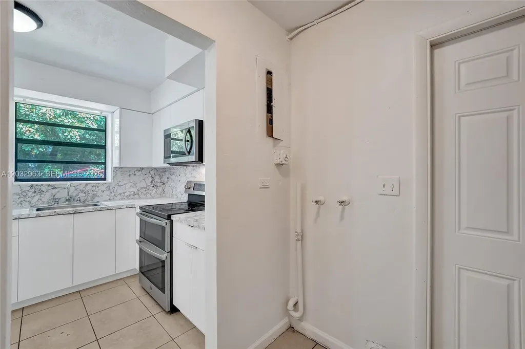 1140 N 74th Way Hollywood FL 33024