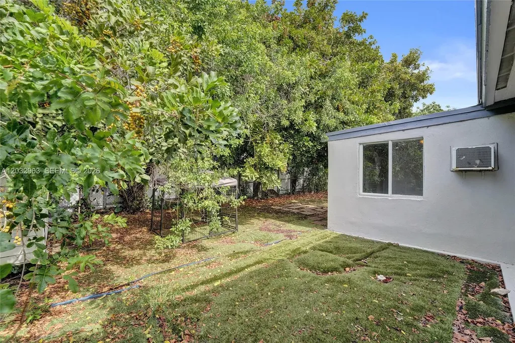 1140 N 74th Way Hollywood FL 33024