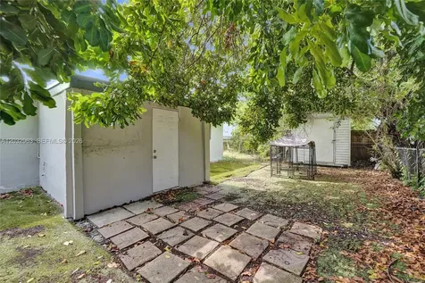 1140 N 74th Way Hollywood FL 33024