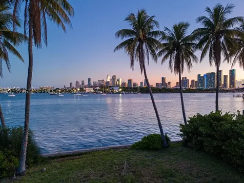 1228 S Venetian Way Miami FL 33139