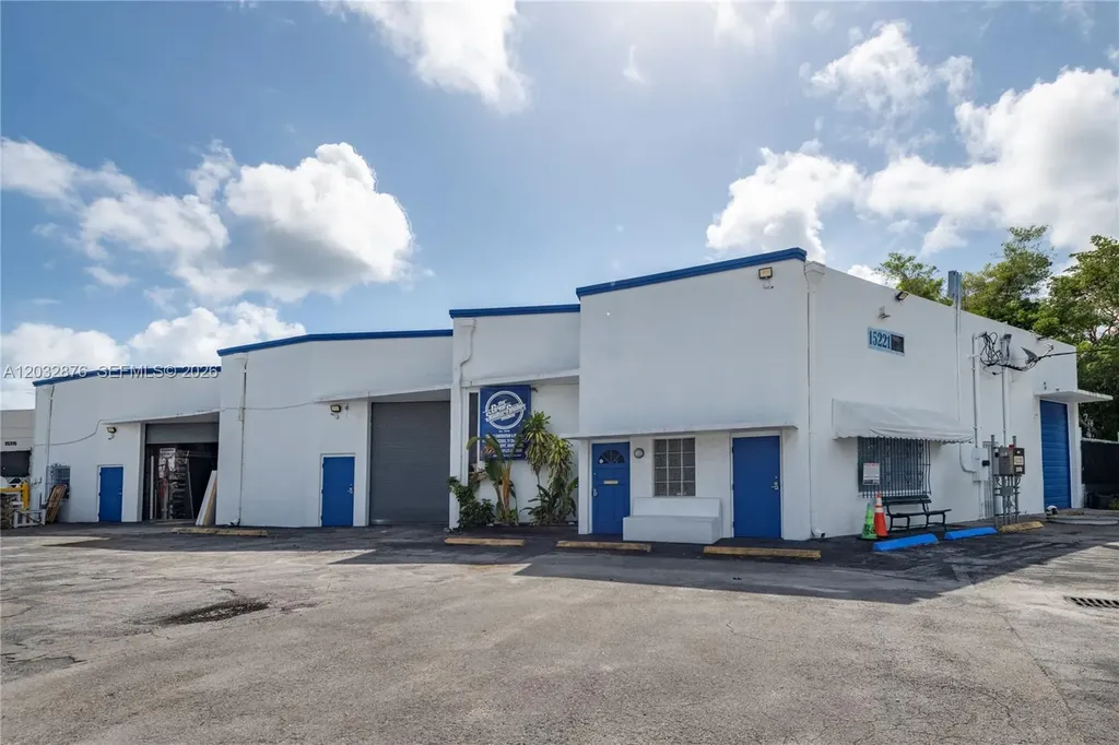 15221 NE 21st Avenue North Miami Beach FL 33162