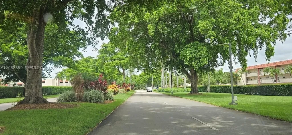 9823 S Hollybrook Lake Drive Pembroke Pines FL 33025