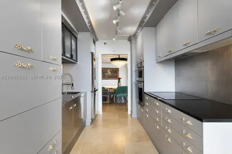 1000 W Island Boulevard Aventura FL 33160
