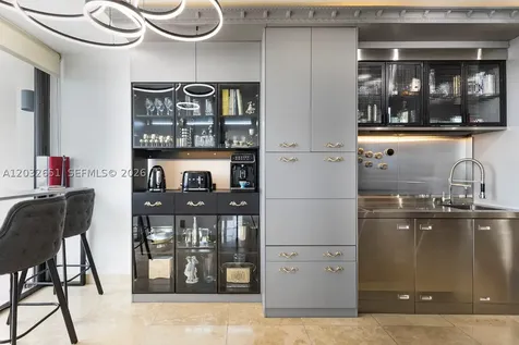 1000 W Island Boulevard Aventura FL 33160