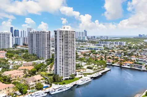 1000 W Island Boulevard Aventura FL 33160