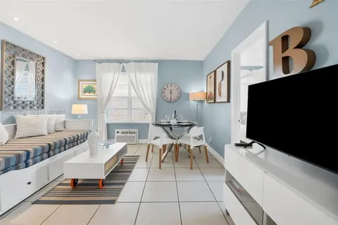 3030 Collins Avenue Miami Beach FL 33140