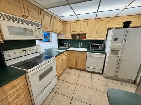 2625 Collins Avenue Miami Beach FL 33140
