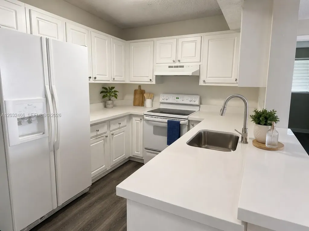 350 W Palm Circle W Pembroke Pines FL 33025