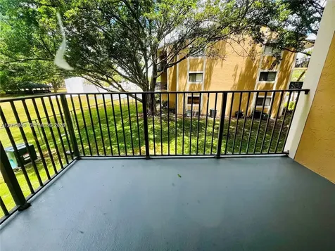 350 W Palm Circle W Pembroke Pines FL 33025