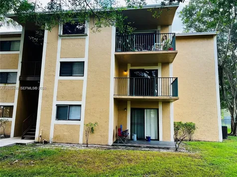350 W Palm Circle W Pembroke Pines FL 33025