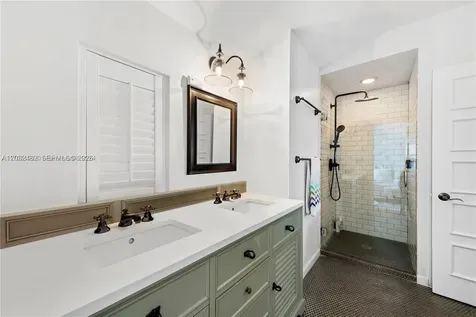 5621 Alton Road Miami Beach FL 33140