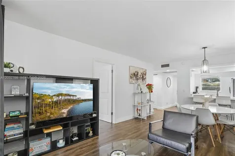 9340 Lagoon Place Davie FL 33324