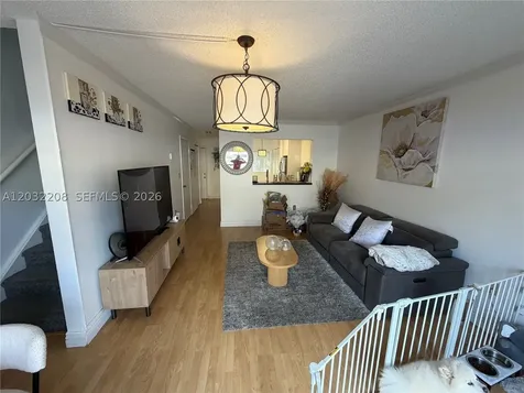 9495 N Palm Circle N Pembroke Pines FL 33025