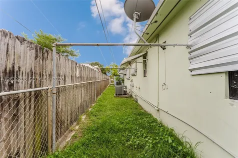 5737 Grant Street Hollywood FL 33021