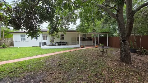 313 SW 2nd Terrace Hallandale Beach FL 33009