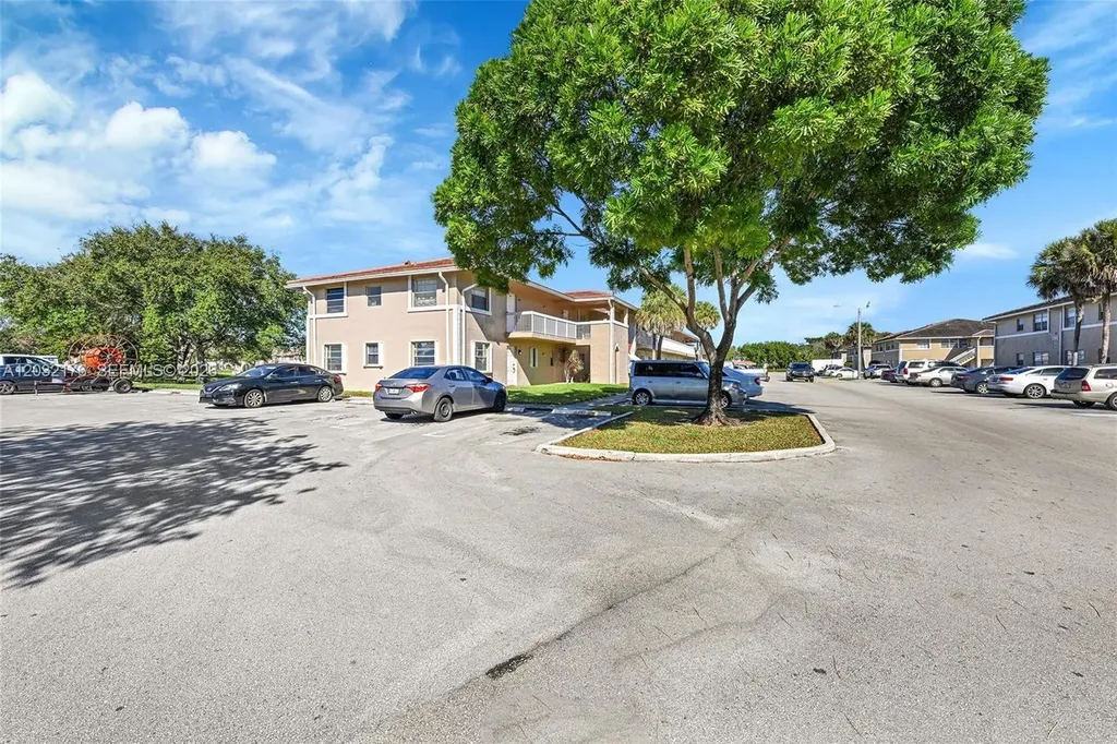 906 Twin Lakes Drive Coral Springs FL 33071