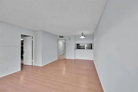 906 Twin Lakes Drive Coral Springs FL 33071
