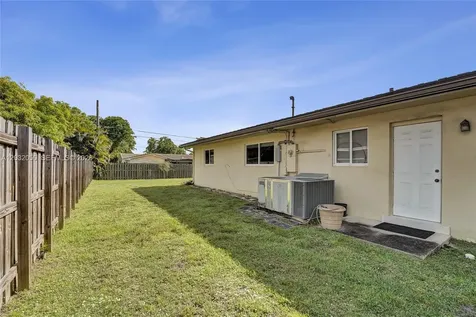 7421 NW 8th Court Plantation FL 33317