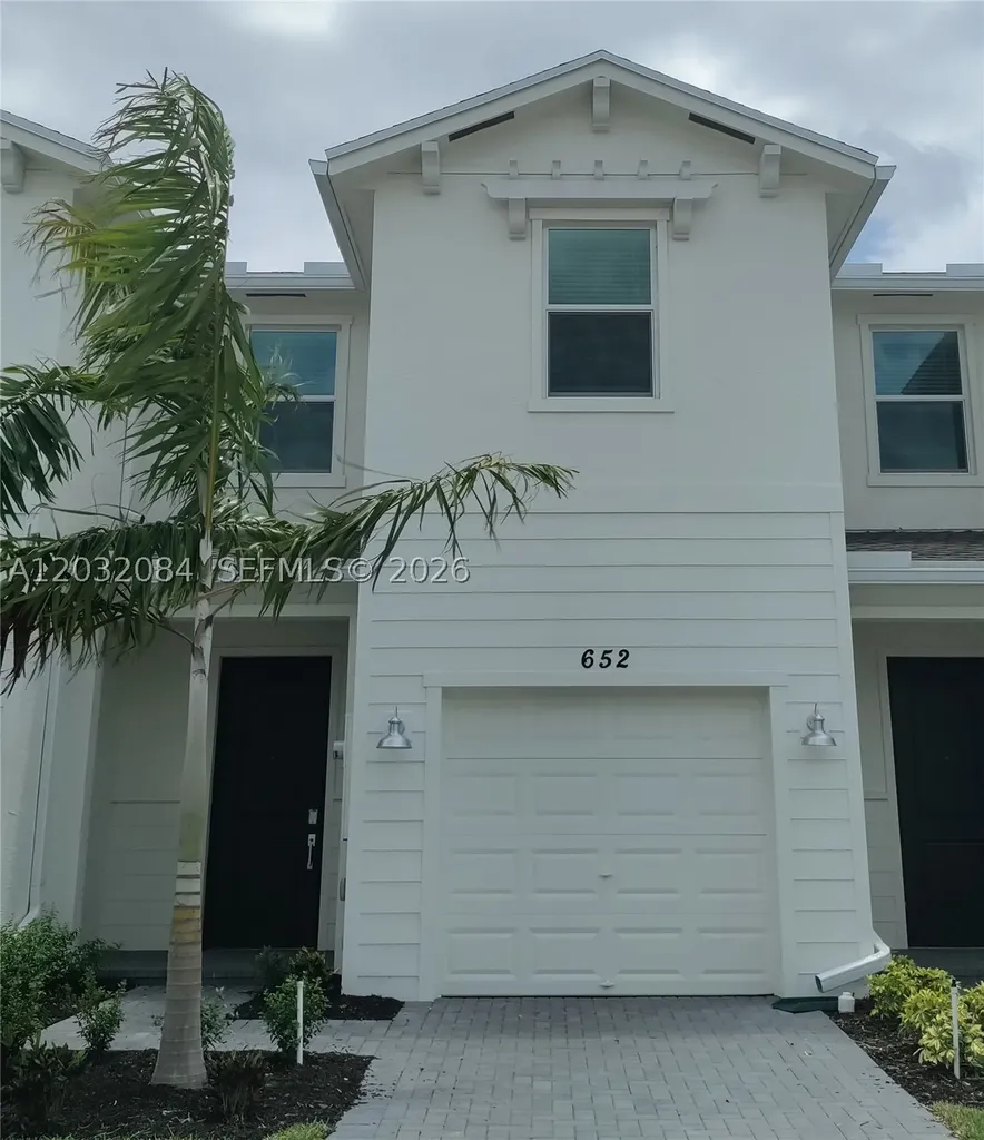 652 SE Lake Falls Street Port St. Lucie FL 34984