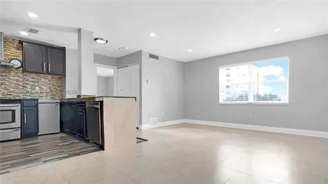 7925 Carlyle Avenue Miami Beach FL 33141