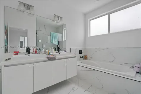 10294 NW 71st Terrace Doral FL 33178