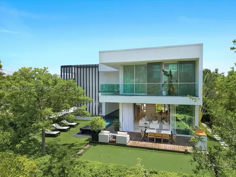 810 W 47 Court Miami Beach FL 33140