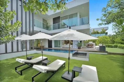 810 W 47 Court Miami Beach FL 33140