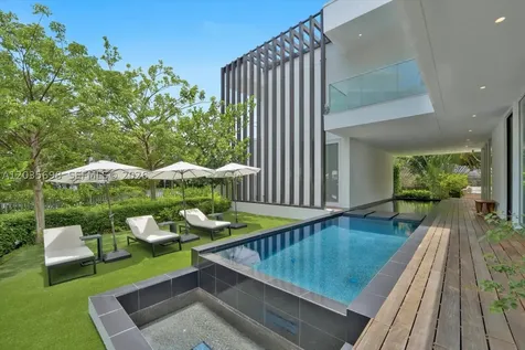 810 W 47 Court Miami Beach FL 33140
