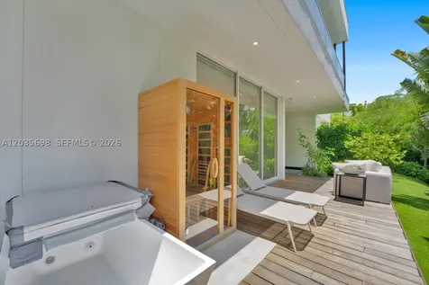 810 W 47 Court Miami Beach FL 33140