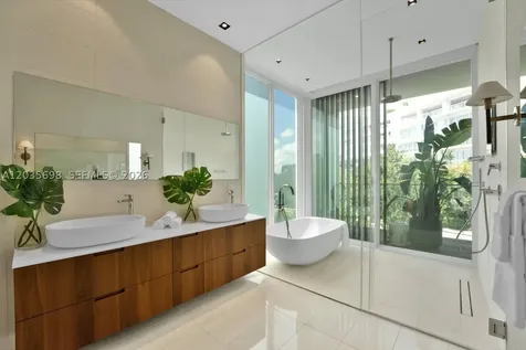 810 W 47 Court Miami Beach FL 33140