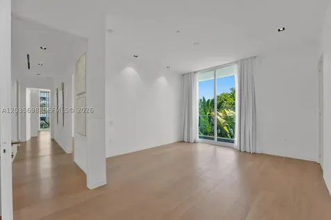 810 W 47 Court Miami Beach FL 33140
