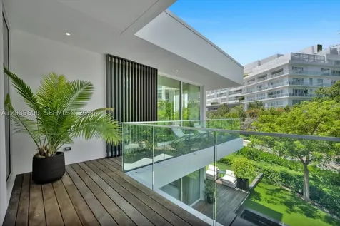 810 W 47 Court Miami Beach FL 33140