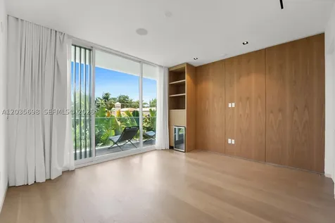 810 W 47 Court Miami Beach FL 33140