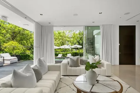 810 W 47 Court Miami Beach FL 33140