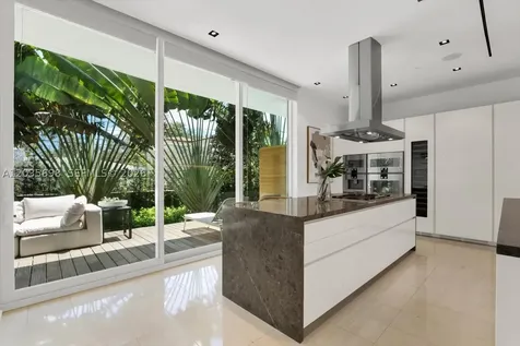 810 W 47 Court Miami Beach FL 33140