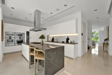 810 W 47 Court Miami Beach FL 33140