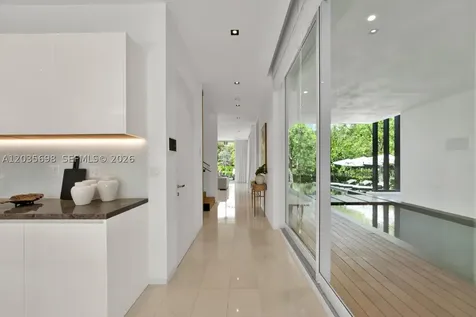810 W 47 Court Miami Beach FL 33140