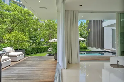 810 W 47 Court Miami Beach FL 33140