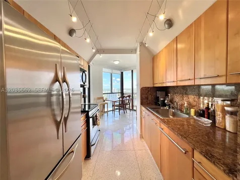 1000 W Island Boulevard Aventura FL 33160