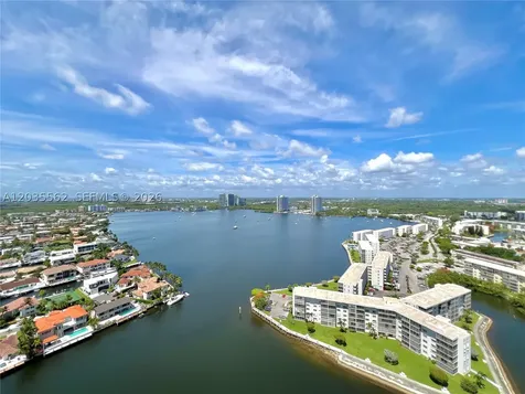 1000 W Island Boulevard Aventura FL 33160