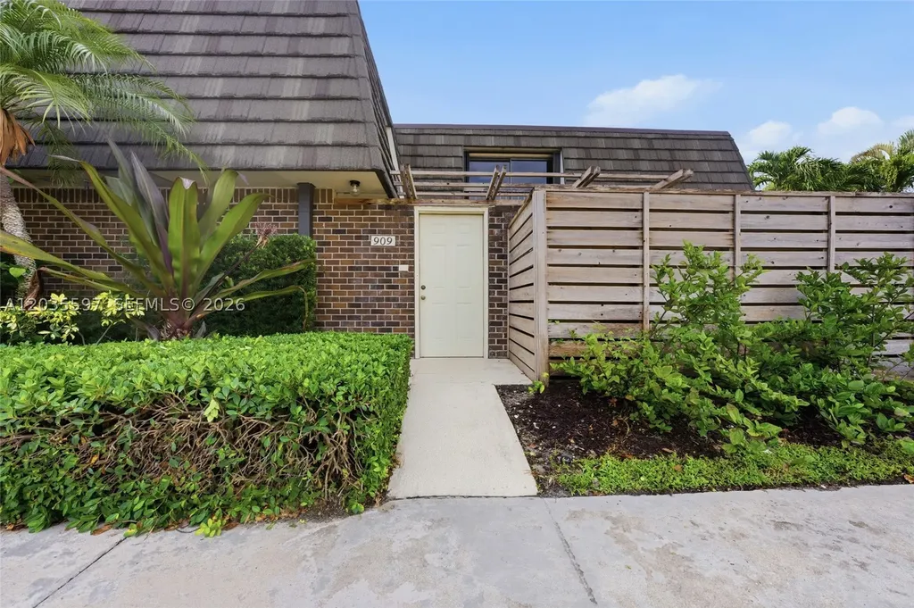 909 9th Terrace Palm Beach Gardens FL 33418
