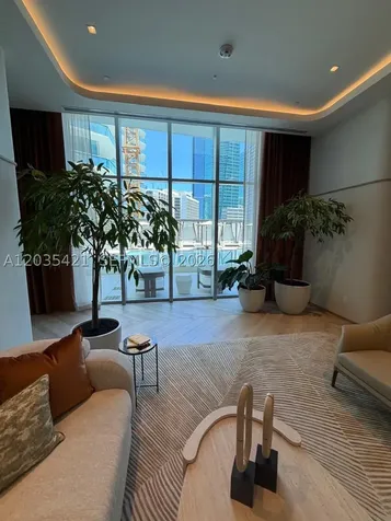 77 SE 5th Miami FL 33131
